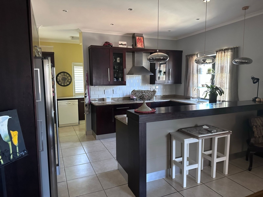 To Let 5 Bedroom Property for Rent in Rome Glen Western Cape
